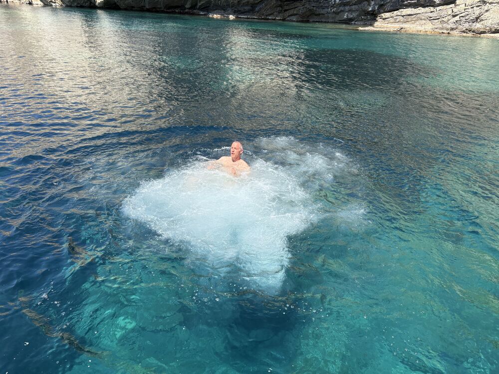 Bagno in mare dalla barca
