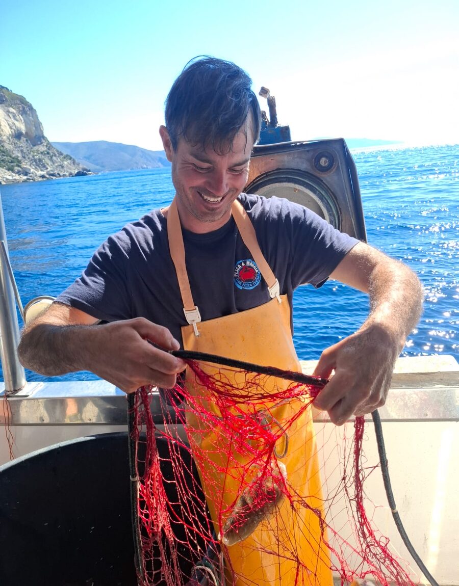 Giuliano al lavoro con le reti a bordo, Isola d'Elba