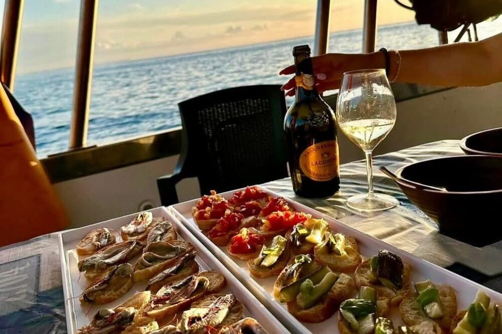 Aperitivo e cena al tramonto a bordo